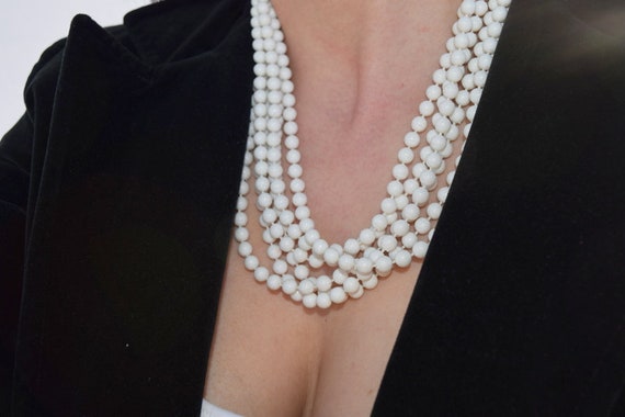 White multistrand beaded necklace with large clas… - image 1