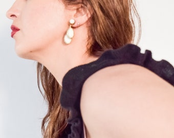 Cream midcentury dangle clip back earrings. Lucite and brass tone earrings.