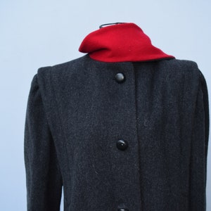 Abrigo vintage de Miss Hardwood Abrigo de invierno 100% mezcla de lana. Abrigo largo gris carbón con pañuelo rojo adjunto.