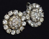 Orecchini con strass a motivo floreale. Splendidi gioielli con strass degli anni '40. Orecchini a vite.