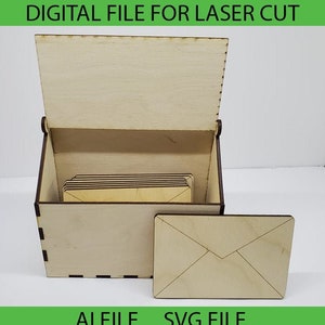 Könnte beinhalten: Eine Holzkiste mit einem Scharnierdeckel, die für die Aufbewahrung von Briefumschlägen konzipiert ist. Die Kiste ist aus hellem braunem Holz gefertigt und hat ein schlichtes, elegantes Design. Der Deckel ist geöffnet und gibt den Blick auf das Innere der Kiste frei, das leer ist. Die Kiste steht auf einer weißen Oberfläche. AI FILE und SVG FILE sind unter der Kiste geschrieben.