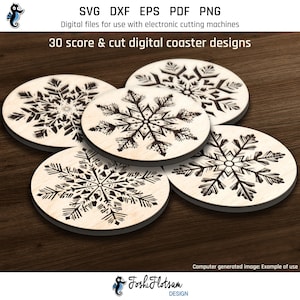 Peut inclure: Ensemble de cinq sous-verres en bois avec des motifs de flocons de neige complexes. Les sous-verres sont disposés en cercle sur une surface en bois brun. Le texte "30 score & cut digital coaster designs" est visible en haut de l'image.