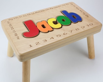 Namenspuzzle-Hocker mit Alphabet