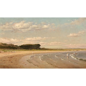 Könnte beinhalten: Ein Gemälde, das eine Strandszene mit Menschen zeigt, die das Wasser und den Sand genießen. Das Gemälde zeigt einen felsigen Ausläufer in der Ferne, einen Sandstrand und ein ruhiges Meer mit sanften Wellen.
