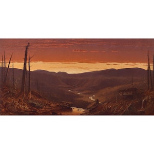 Puede incluir: Una pintura de un valle de montaña al atardecer. El cielo es de un naranja y rojo vibrantes, y las montañas son de un marrón oscuro. Un pequeño río serpentea por el valle.
