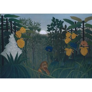 Puede incluir: Una pintura que representa una escena de selva con un león en primer plano. El león es naranja y marrón y está comiendo un pájaro. El fondo es una selva verde exuberante con grandes hojas y flores. El cielo es azul claro con una luna blanca.