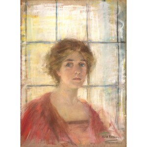 Könnte beinhalten: Ein Pastellbild einer Frau mit hellbraunen Haaren, die ein rosa Kleid und eine rote Jacke trägt. Die Frau blickt direkt auf den Betrachter. Der Hintergrund ist hellgelb mit einem Gittermuster.