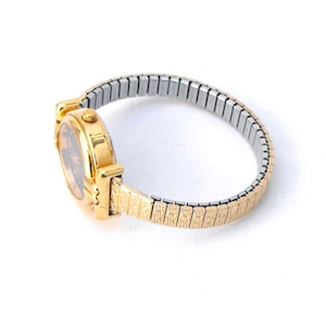 The gold-tone stretch band is by Spiedel, also in great pre-owned condition.
