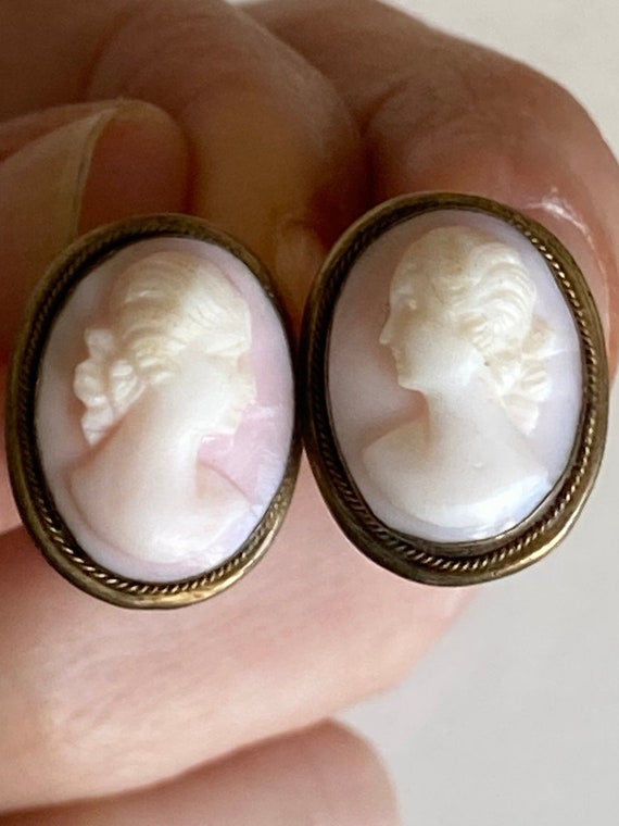 Lovely Antique/Vintage Shell Cameo Screw-back Earr