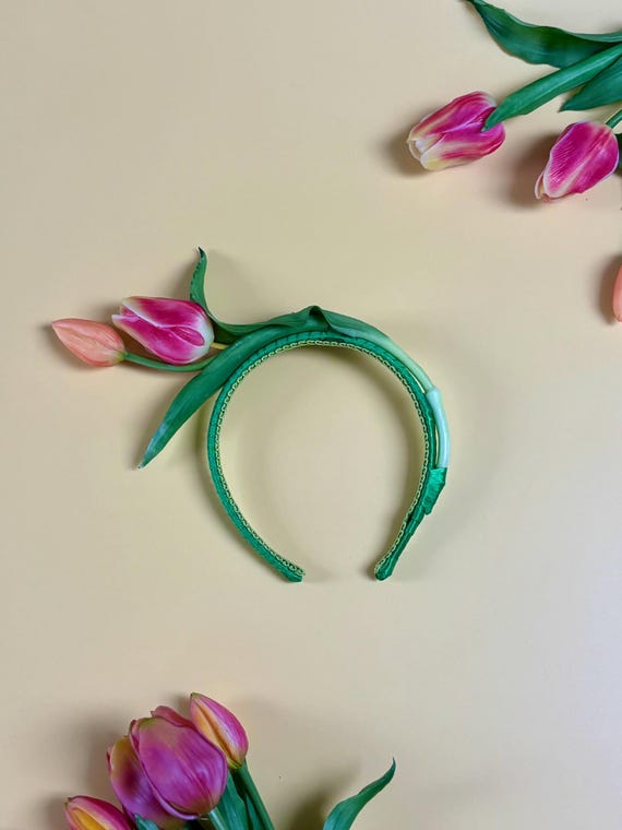 → Auf Etsy ansehen: Handgemachter Haarreif „Strüßje Alaaf“ – nachhaltiges Blumenaccessoire, das ewig hält Handgemachter Haarreif „Strüßje Alaaf“ – nachhaltiges Blumenaccessoire, das ewig hält