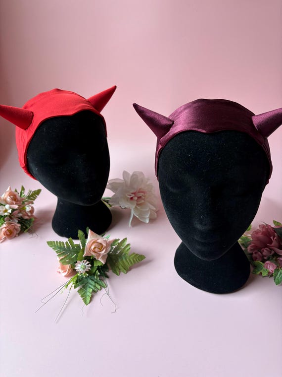 → Auf Etsy ansehen: Teufelshörner Haarreif Rot Satin Upcycling | Devil Horns Headband | Halloween Karneval Kostüm Accessoire | handgemacht Unikat Köln Teufelshörner Haarreif Rot Satin Upcycling | Devil Horns Headband | Halloween Karneval Kostüm Accessoire | handgemacht Unikat Köln
