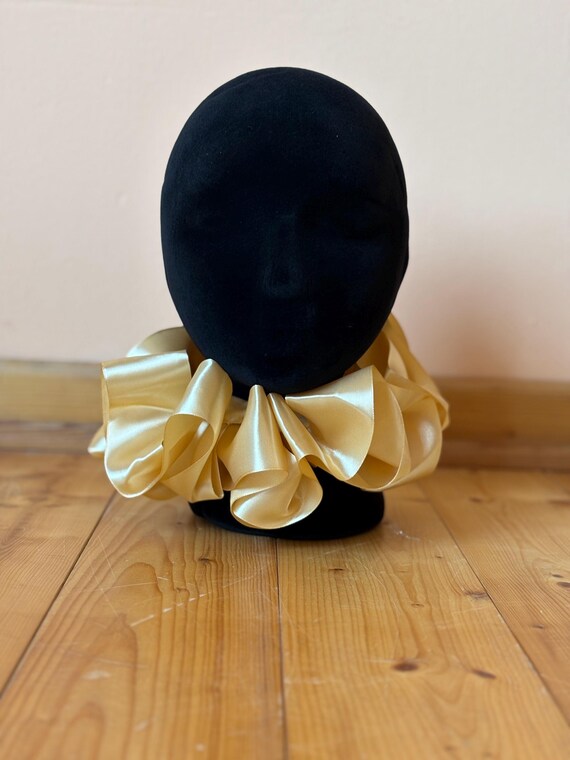 Handgenähter Clown Kragen aus goldenem Satin – Nachhaltiger Rüschenkragen für Zirkus, Karneval, Festival & Kostüm