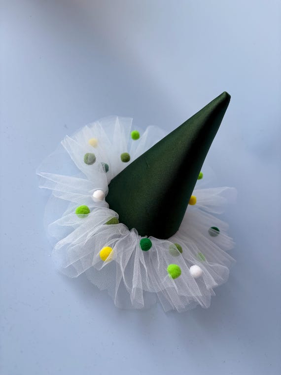 → Auf Etsy ansehen: Mini Partyhut Grün Satin | Clown Hütchen Tüll Pompons | Zirkus Kostüm Fotoshooting | Geburtstag Karneval | handgemacht Unikat Mini Partyhut Grün Satin | Clown Hütchen Tüll Pompons | Zirkus Kostüm Fotoshooting | Geburtstag Karneval | handgemacht Unikat