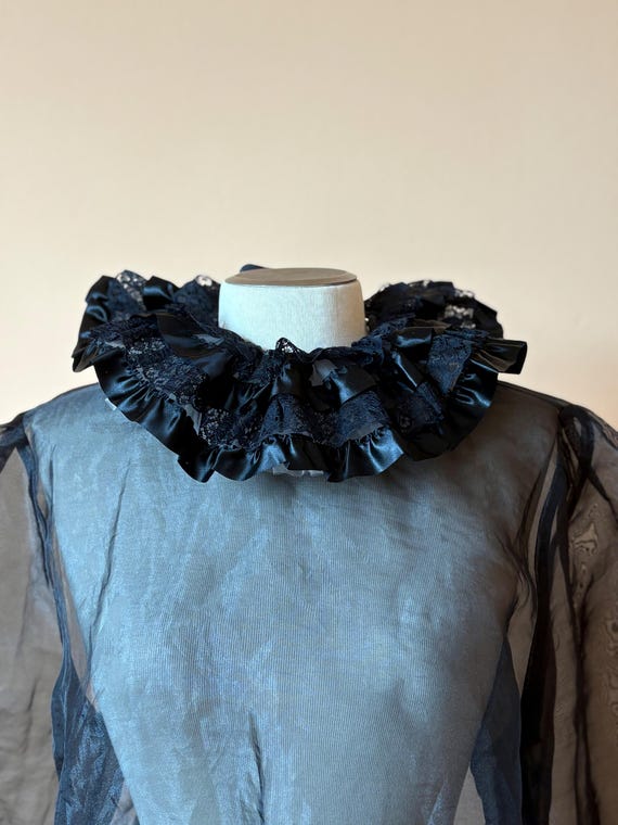Handgenähter Satin-Kragen mit Spitze – schwarzer Rüschenkragen für Kostüm, Gothic & Festival