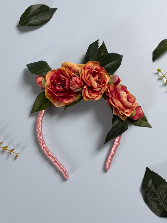 → Auf Etsy ansehen: Handgemachte Blumenkrone Unikat aus Second-Hand-Materialien – Haarreif mit Rosen für Erwachsene, Festival, Hochzeit & Kostüm Handgemachte Blumenkrone Unikat aus Second-Hand-Materialien – Haarreif mit Rosen für Erwachsene, Festival, Hochzeit & Kostüm