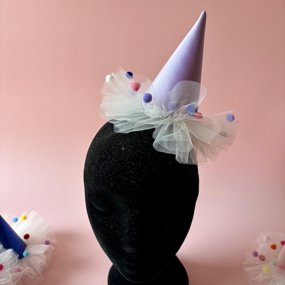 Mini Partyhut Lila Satin | Clown Hütchen Tüll Pompons | Zirkus Kostüm Fotoshooting | Geburtstag Karneval | handgemacht Unikat