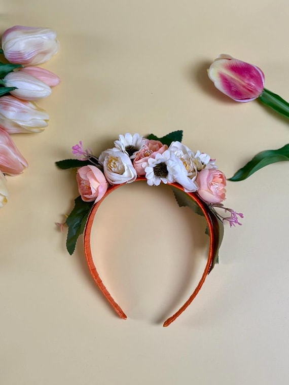 → Auf Etsy ansehen: Handgemachter Blumen-Haarreif Unikat – nachhaltiges Einzelstück mit Frühlingsblüten für Erwachsene, Festival & Kostüm Handgemachter Blumen-Haarreif Unikat – nachhaltiges Einzelstück mit Frühlingsblüten für Erwachsene, Festival & Kostüm