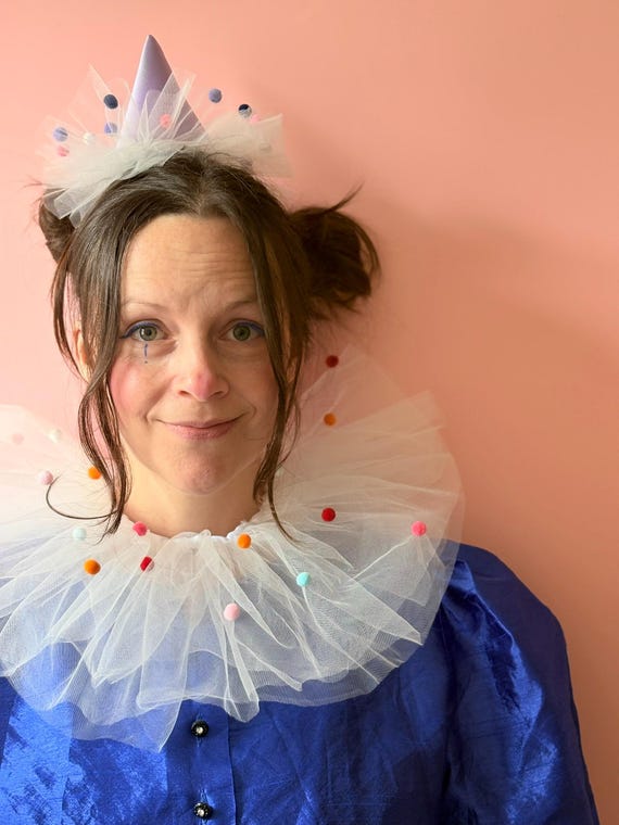 Handgemachter Clown-Kragen aus weißem Tüll mit bunten Pompons – Rüschenkragen für Karneval, Festival & Kostüm