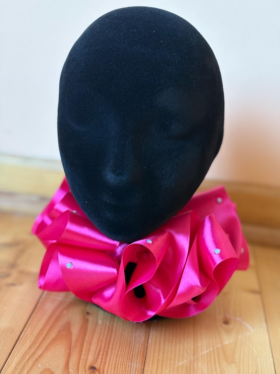 Handgenähter Clown Collar aus pinkem Satin mit Schmucksteinen – Nachhaltiger Rüschenkragen für Zirkus, Karneval, Festival & Kostüm