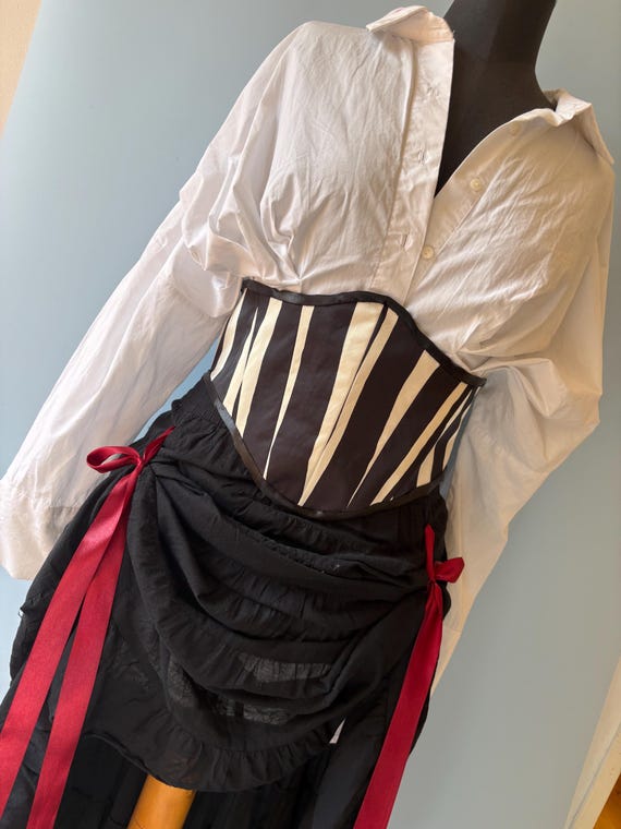 → Auf Etsy ansehen: Korsagen Gürtel Schwarz Weiß Gestreift | Waist Cincher | Zirkus Piraten Kostüm | Halloween Karneval Burlesque | handgemacht Korsagen Gürtel Schwarz Weiß Gestreift | Waist Cincher | Zirkus Piraten Kostüm | Halloween Karneval Burlesque | handgemacht