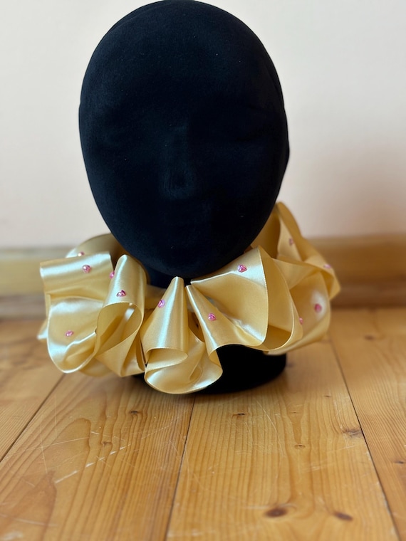 Handgenähter Clown Kragen aus goldenem Satin mit rosa Herzchen-Steinen – Nachhaltiger Rüschenkragen für Zirkus, Karneval, Festival & Kostüm