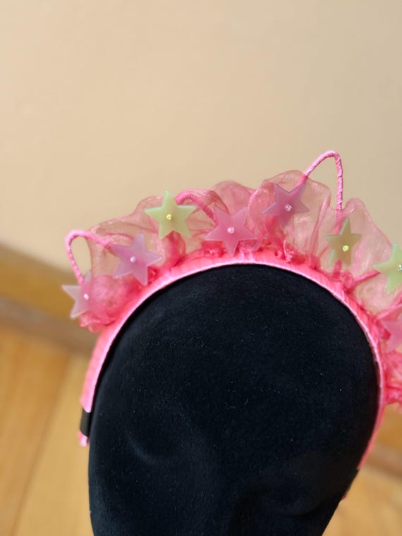 → Auf Etsy ansehen: Handgemachtes Tüll-Krönchen auf Haarreif mit Sternen – verspieltes Accessoire für Festival, Karneval & Cosplay Handgemachtes Tüll-Krönchen auf Haarreif mit Sternen – verspieltes Accessoire für Festival, Karneval & Cosplay