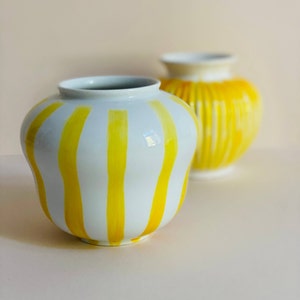 Hand-painted vase with yellow stripes / 11 x 10 cm / upcycling - second hand / striped vase / spring flower vase /