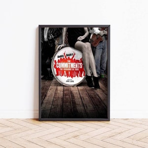 Może przedstawiać: Czarno-biały plakat z czerwonym kołem w środku. Koło zawiera tekst "Roddy Doyle's The Commitments The Saviors of Soul" w kolorze białym. Plakat przedstawia grupę ludzi w sylwetce, z kobietą siedzącą na bębnie.