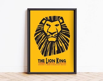 Op de afbeelding: Een zwart-gele poster met een leeuwenkop en de tekst "The Lion King" en "Broadway's Award-Winning Best Musical".