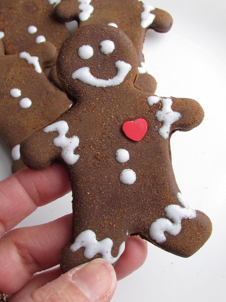 Fake Gingerbread Man Cookies Faux Cookies Valentine's Day Home Decor Gingerbread Man with Heart Display Decor Bakery Food Ornaments Milk image 2