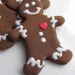 Fake Gingerbread Man Cookies Faux Cookies Valentine's Day Home Decor Gingerbread Man with Heart Display Decor Bakery Food Ornaments Milk image 3