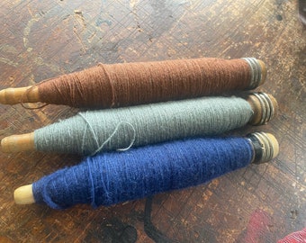 Kavel van 3 met wol omwikkelde textielspindels