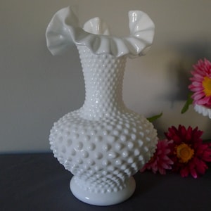 Jarrón con volantes de Milkglass hobnail