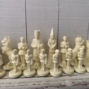 Vollständiger Satz schwarzer und weißer Schachfiguren in Aufbewahrungsbox (Brett nicht enthalten)