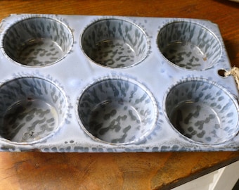 Gray graniteware muffin tin