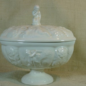 Covered ivory ceramic pedestal bowl with finial lid