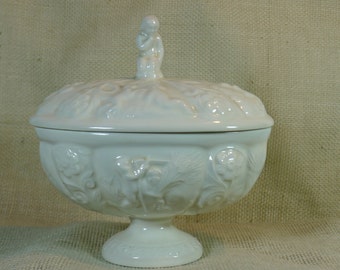 Covered ivory ceramic pedestal bowl with finial lid