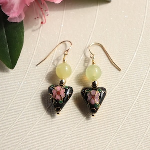 Orecchini cloisonné, gioielli in smalto cloisonné, orecchini triangolari, orecchini riempiti d&#39;oro, orecchini con fiori rosa, gioielli con fiori, fili francesi