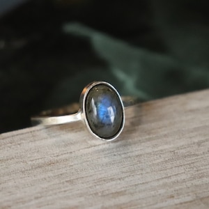 Labradorite Ring, Labradorite Jewelry, Oval Shaped Gemstone, Minimalist Labradorite Ring, Labradorite Stacking Ring Sterling Silver Ring