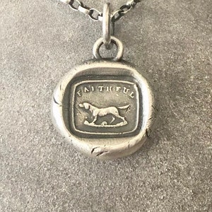 Treuer Hundeanhänger.  Sehr kleines antikes Wachs Buchstaben Siegel Amulett.  Hundeliebhaber Halskette.