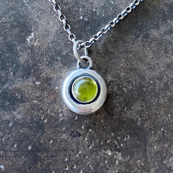 Vesuvianite Aggiungi ON. Aggiungi un po 'di colore alla tua collana significativa. Cabochon di vesuvianite da 6 mm in pepita di argento sterling.