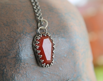 Carnelian Coffin, Sterling zilveren handgemaakte pedant. Memento Mori, onthoud dat je moet sterven.