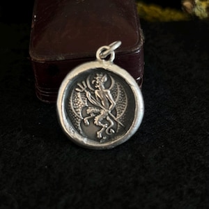 Amulet Little Devil. Srebro próby 925, Wykonany na podstawie odcisku starego guzika z lat 20. XX wieku.