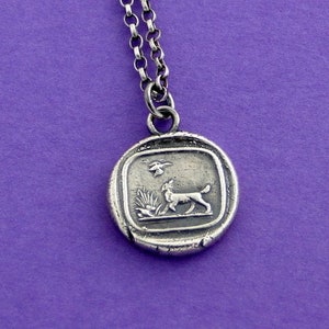 Colgante de perro, escena victoriana de perro de caza.  Joyas antiguas de sello de cera. Colgante de ley hecho a mano.  El mejor amigo del hombre.