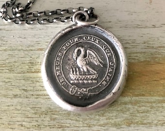 Ik sterf voor degenen van wie ik hou.  Pelikaan in haar vroomheid, Moederschap hanger. sterling zilveren antieke waszegel indruk.