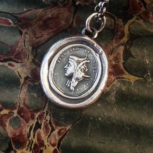 Trust, but be careful of whom you trust".  "Fide sed cui vide". Beware of people who are deceitful.  Georgian Tassie seal pendant.