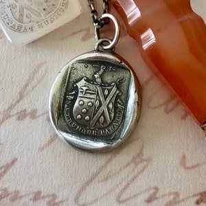 Listo para cualquier cosa, in utrumque paratus.  Impresión de sello de carta de cera antigua.  Colgante motivacional de plata de ley.  Siempre preparado....