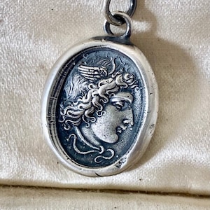 Colgante Medusa, sello de letra de cera antigua, intaglio Tassie con la Gorgona griega.  Mujer guerrera fuerte.  Antonio Canova.