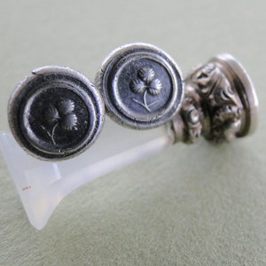 Winzige Sterling Silber, antike Wachssiegel Ohrringe. Glückskleeblatt Emblem Irlands