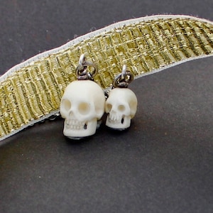 Charme de crâne sculpté à la main, grand et petit. Crâne sculpté en os. crâne de memento mori, bijoux de deuil, bijoux d'halloween.